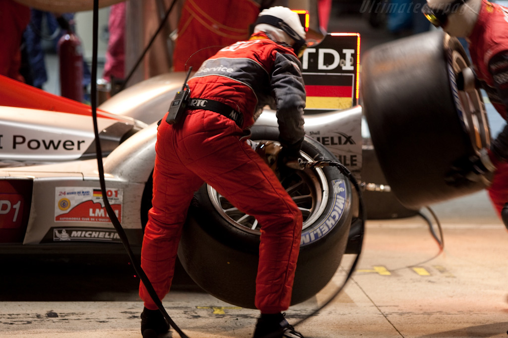 Audi and Peugeot pit-routine similar - Chassis: 105  - 2009 24 Hours of Le Mans