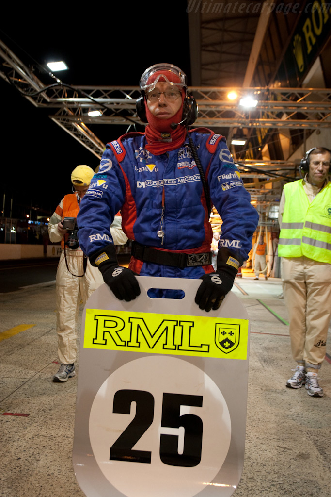 Awaiting the Lola-Mazda   - 2009 24 Hours of Le Mans