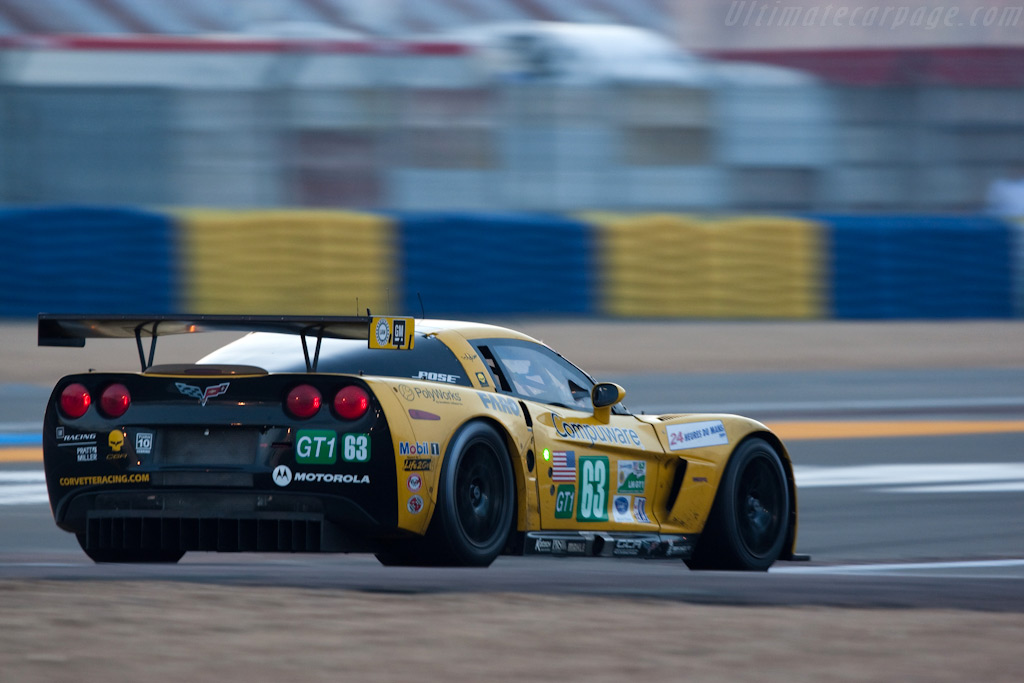 Corvette entering the pit - Chassis: 007  - 2009 24 Hours of Le Mans
