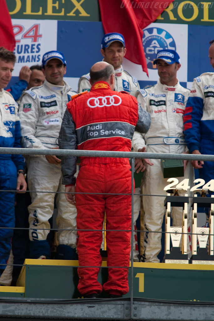 Dr Ulrich celebrates the Peugeot team   - 2009 24 Hours of Le Mans