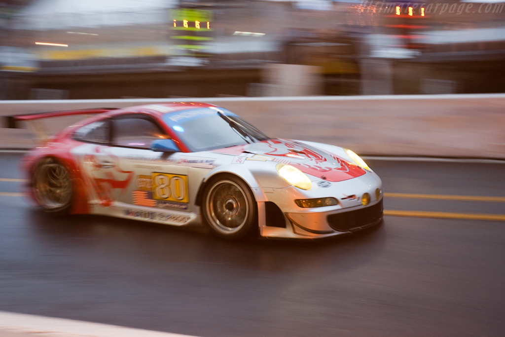 Flying into the pits - Chassis: WP0ZZZ99Z9S799913  - 2009 24 Hours of Le Mans