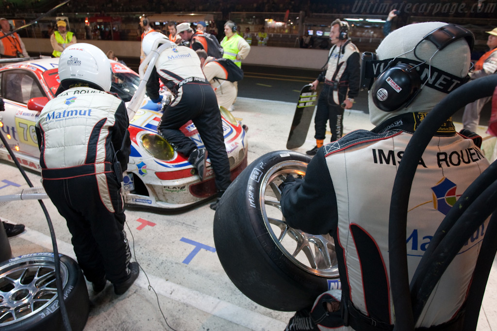 Fresh rubber - Chassis: WP0ZZZ99Z9S799916  - 2009 24 Hours of Le Mans