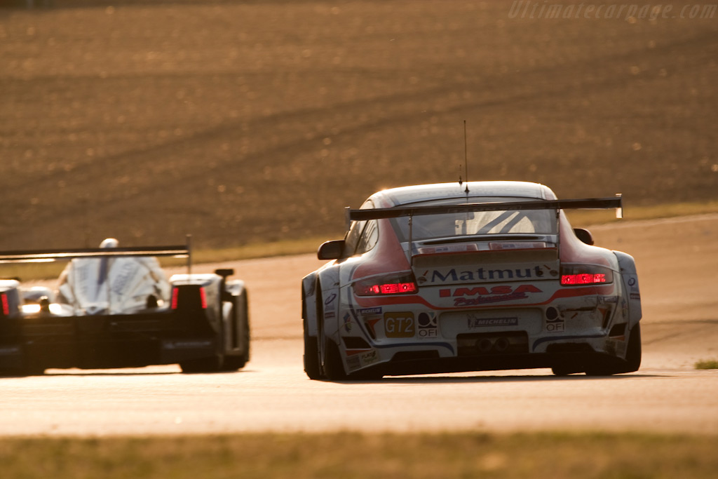 Lifting the tires - Chassis: WP0ZZZ99Z9S799916  - 2009 24 Hours of Le Mans