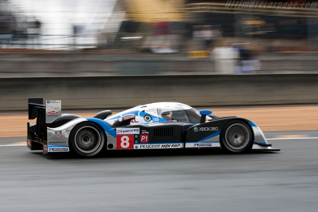 Peugeot heading into the first corner - Chassis: 908-07  - 2009 24 Hours of Le Mans