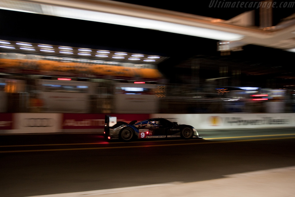 Peugeot's rushing past the Audi pits - Chassis: 908-06  - 2009 24 Hours of Le Mans