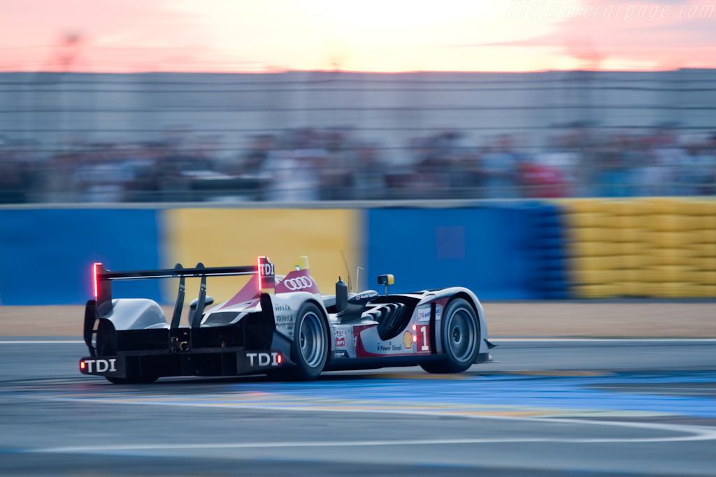 Riding the kerbs - Chassis: 105  - 2009 24 Hours of Le Mans