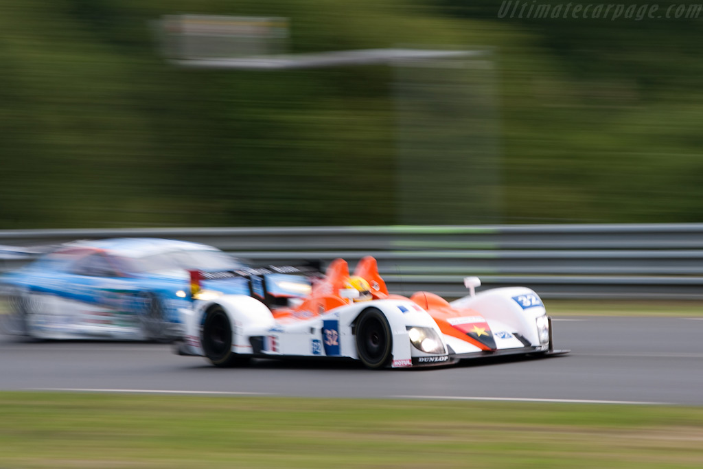 Stuart Mosely rushes past an Aston - Chassis: 07S-01  - 2009 24 Hours of Le Mans
