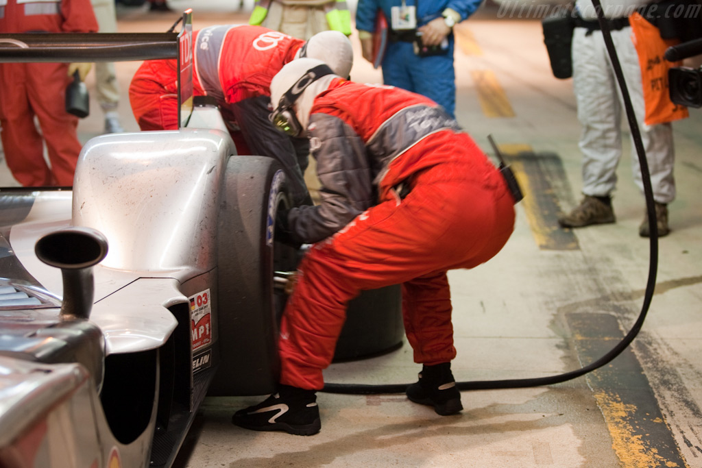 The gunman also takes the wheel off - Chassis: 101  - 2009 24 Hours of Le Mans