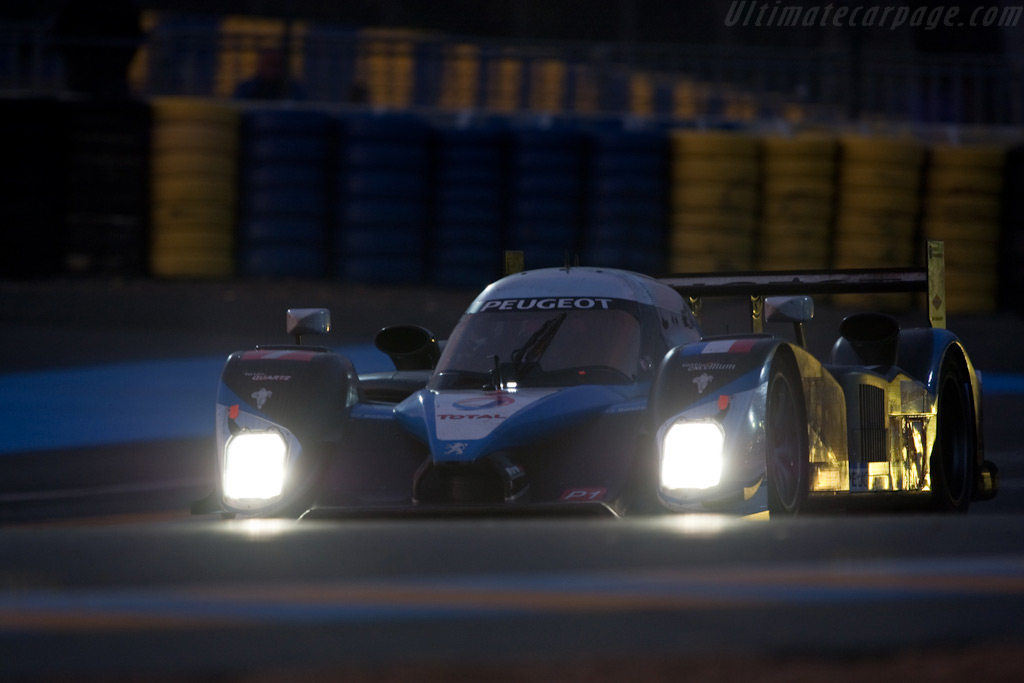 The repaired #7 climbing up leaderboard - Chassis: 908-04  - 2009 24 Hours of Le Mans