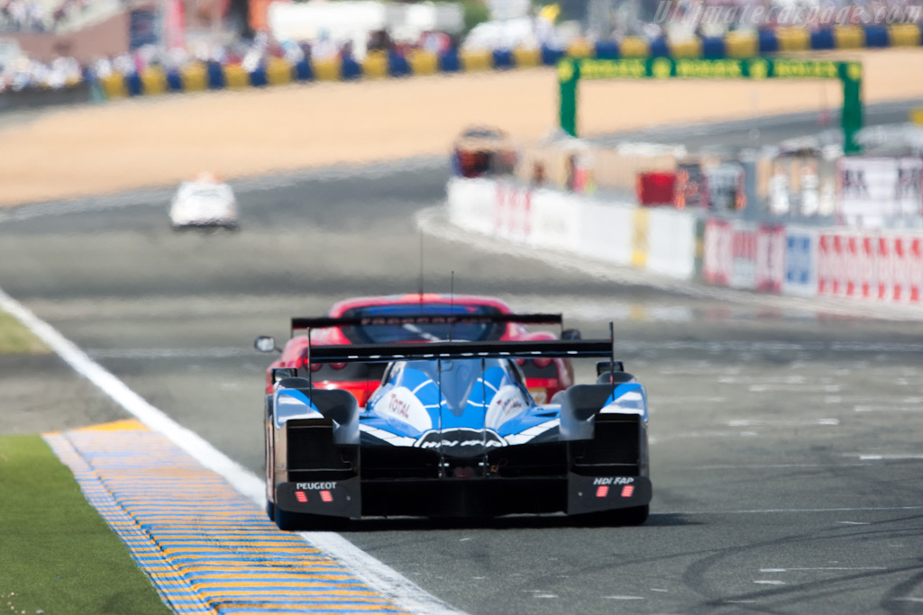 The safety car awaits the leader - Chassis: 908-06  - 2009 24 Hours of Le Mans