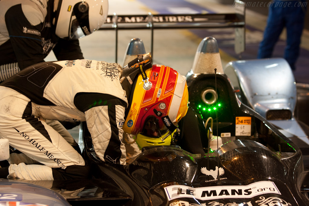 Jonny Kane straps Danny Watts in - Chassis: LC70-9  - 2010 24 Hours of Le Mans