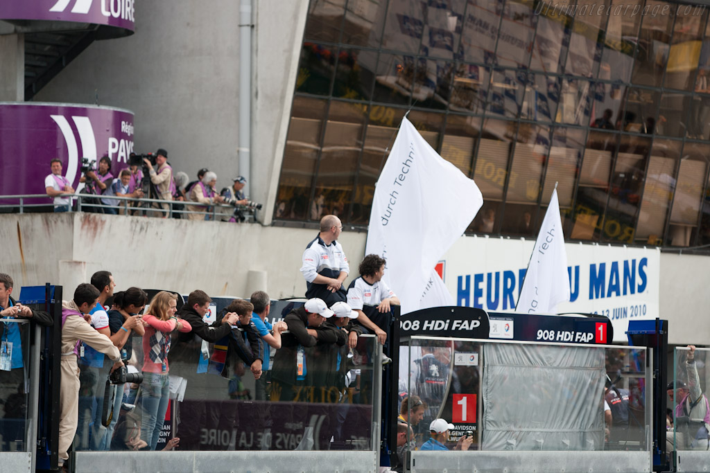 Peugeot Applauding Audi win   - 2010 24 Hours of Le Mans