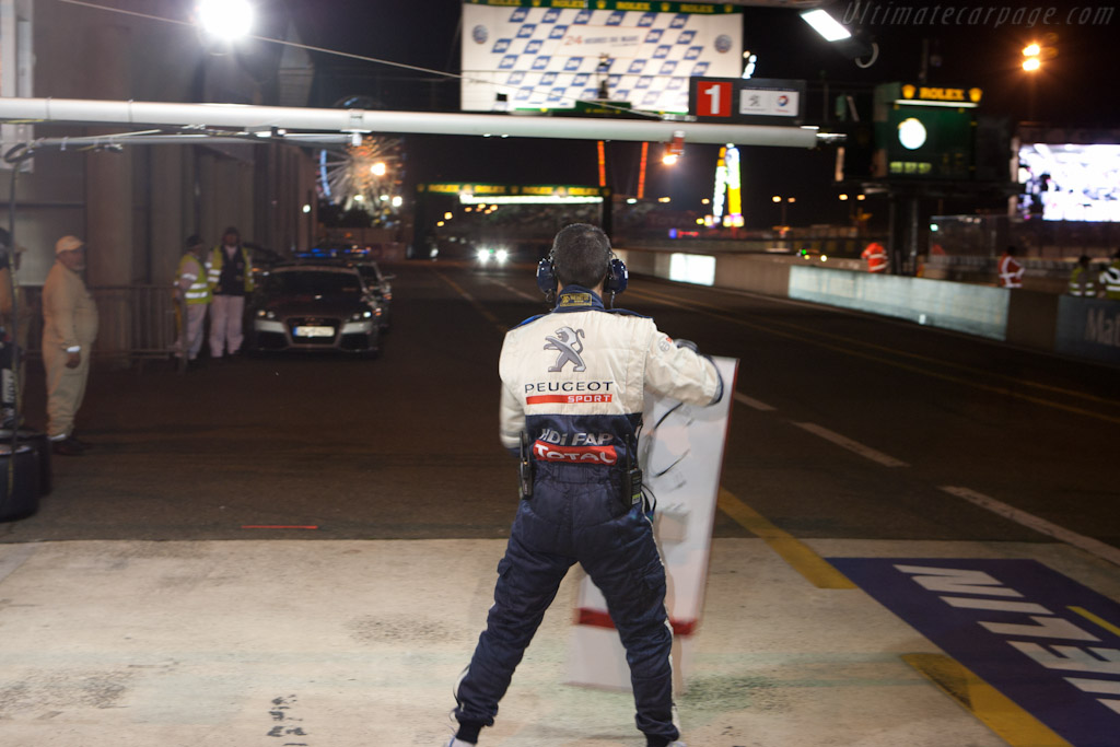 Peugeot Pit   - 2010 24 Hours of Le Mans