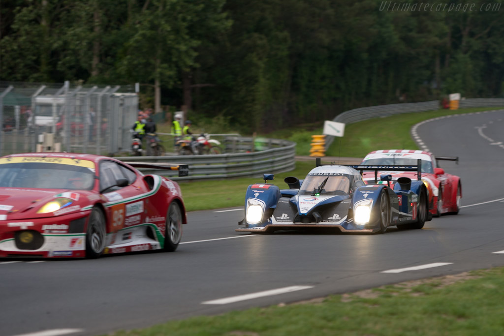 Peugeot in traffic - Chassis: 908-09  - 2010 24 Hours of Le Mans