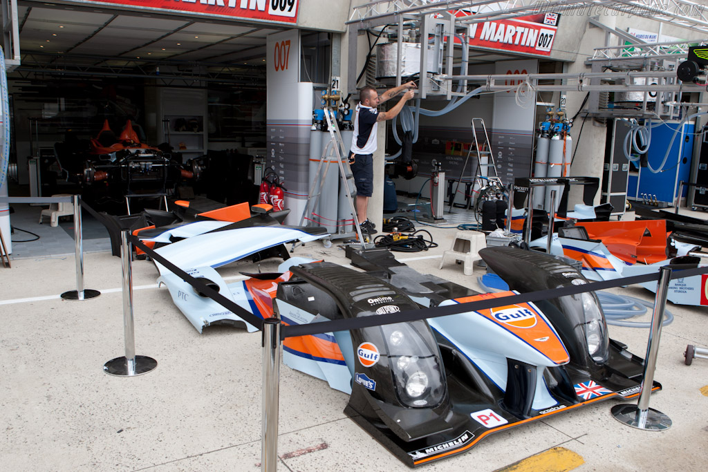 Aston Martin in bits - Chassis: 2  - 2011 24 Hours of Le Mans
