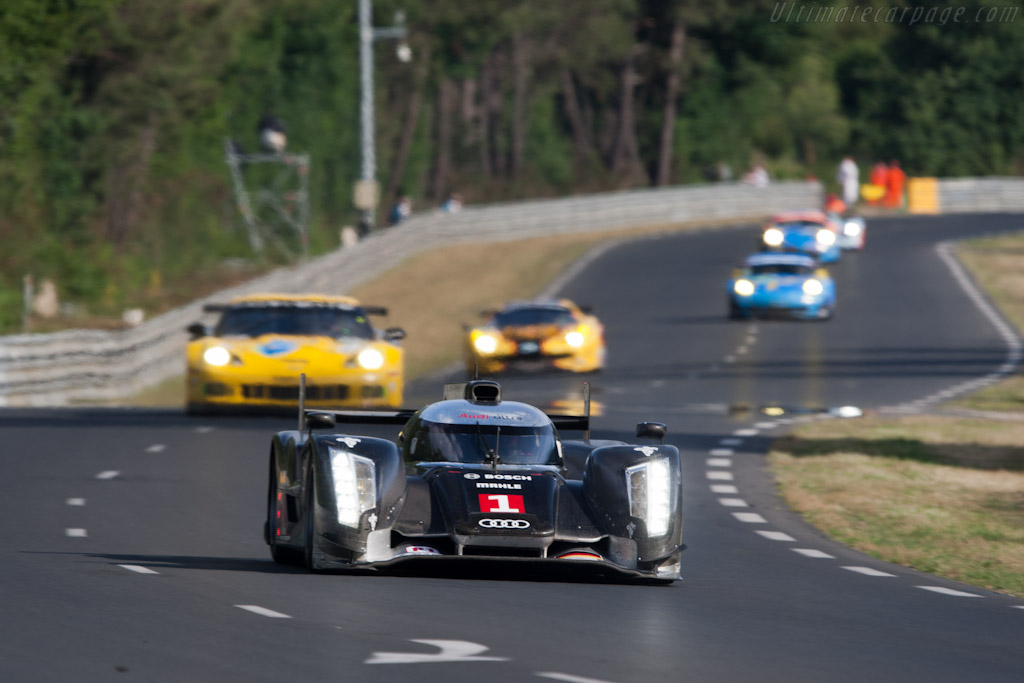 Audi R18 on the run to the Porsche curves - Chassis: 104  - 2011 24 Hours of Le Mans