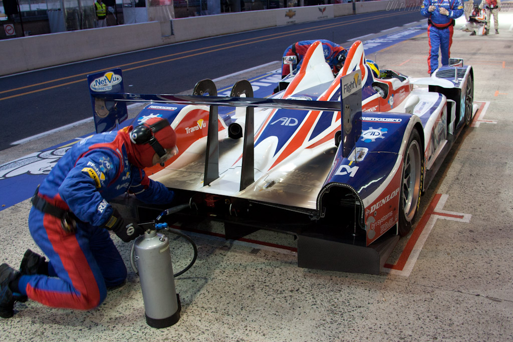 Fill up of air - Chassis: LC70-8  - 2011 24 Hours of Le Mans