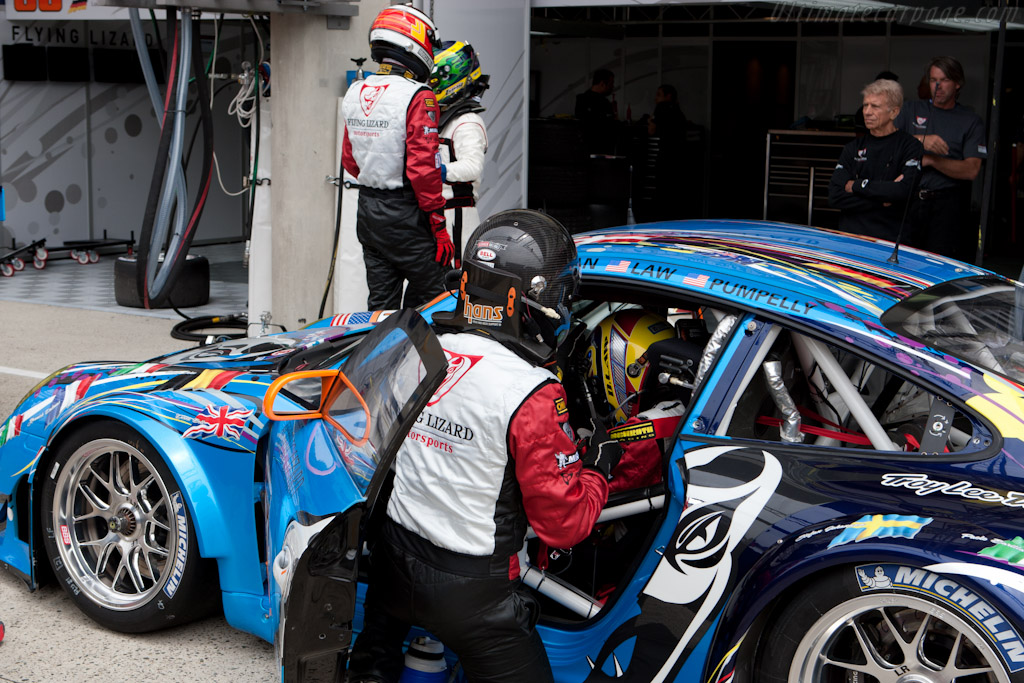 Flying Lizard driver change practice - Chassis: WP0ZZZ99Z8S799912  - 2011 24 Hours of Le Mans