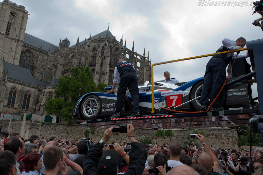 Peugeot arriving - Chassis: 908-04  - 2011 24 Hours of Le Mans