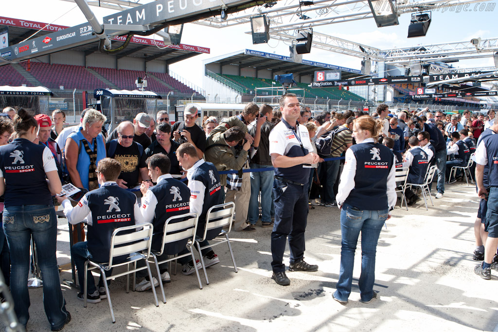 Peugeot autograph session   - 2011 24 Hours of Le Mans