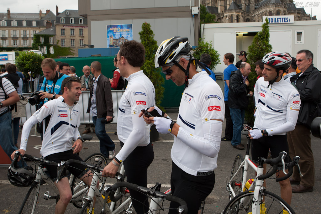 Peugeot drivers arrive on bikes from Chartres   - 2011 24 Hours of Le Mans