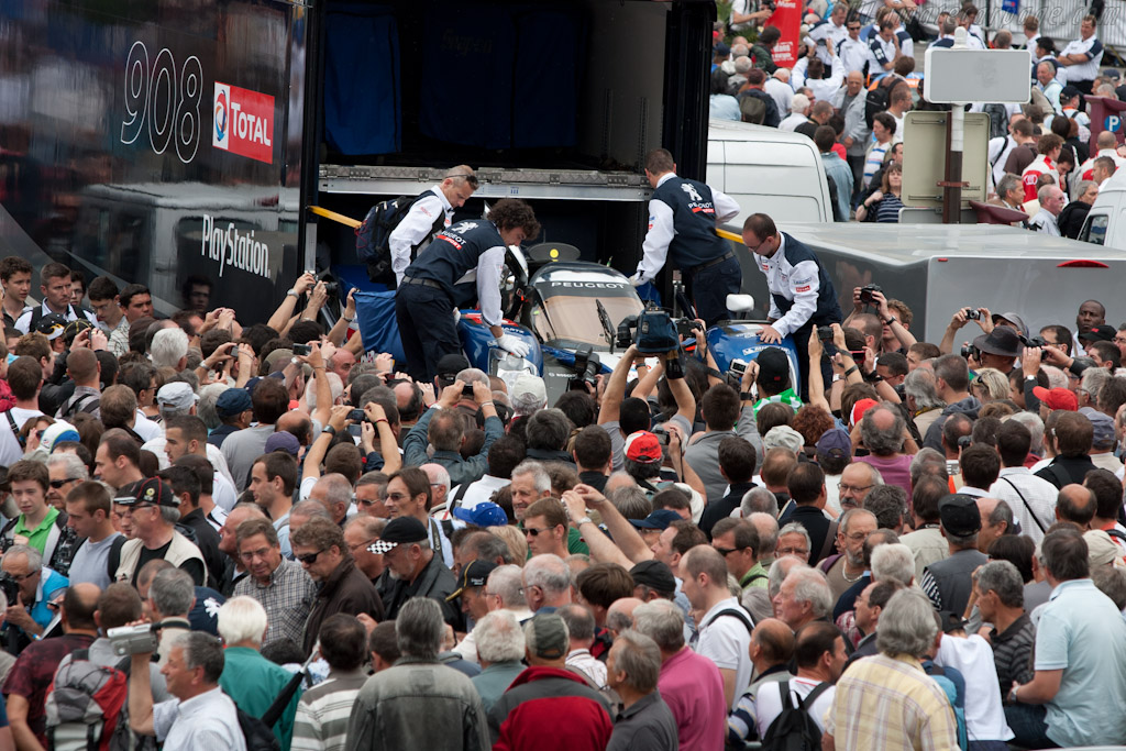 Peugeot swamped by the crowd - Chassis: 908-05  - 2011 24 Hours of Le Mans