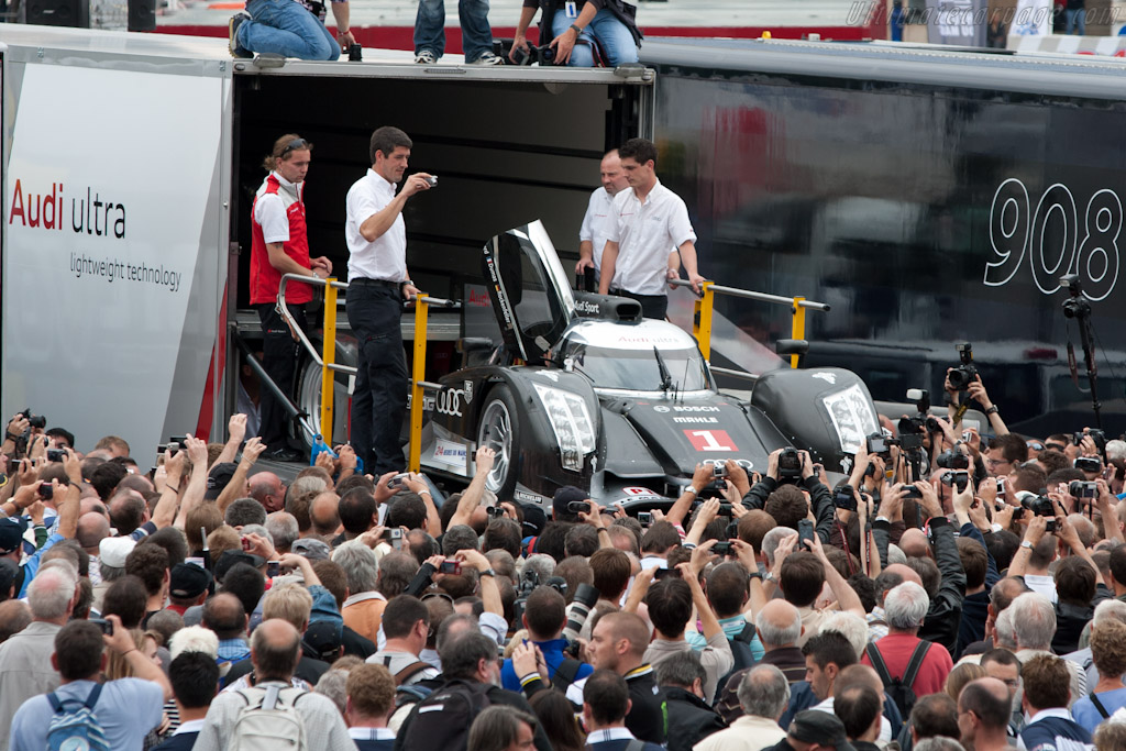 R18 in the crowd - Chassis: 104  - 2011 24 Hours of Le Mans