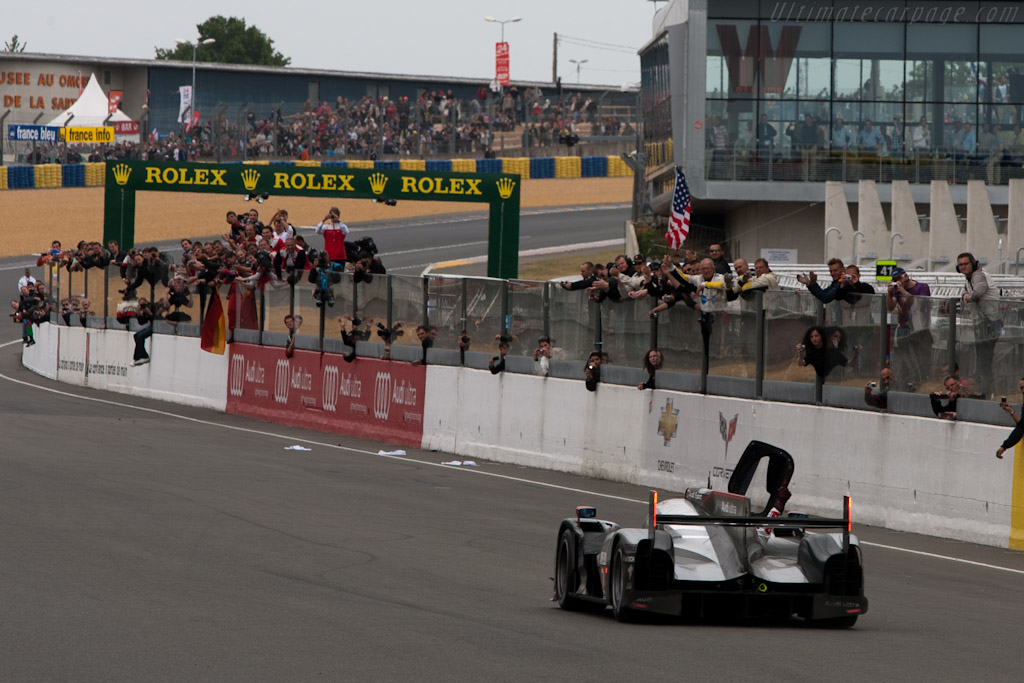 Saluting the team - Chassis: 106  - 2011 24 Hours of Le Mans