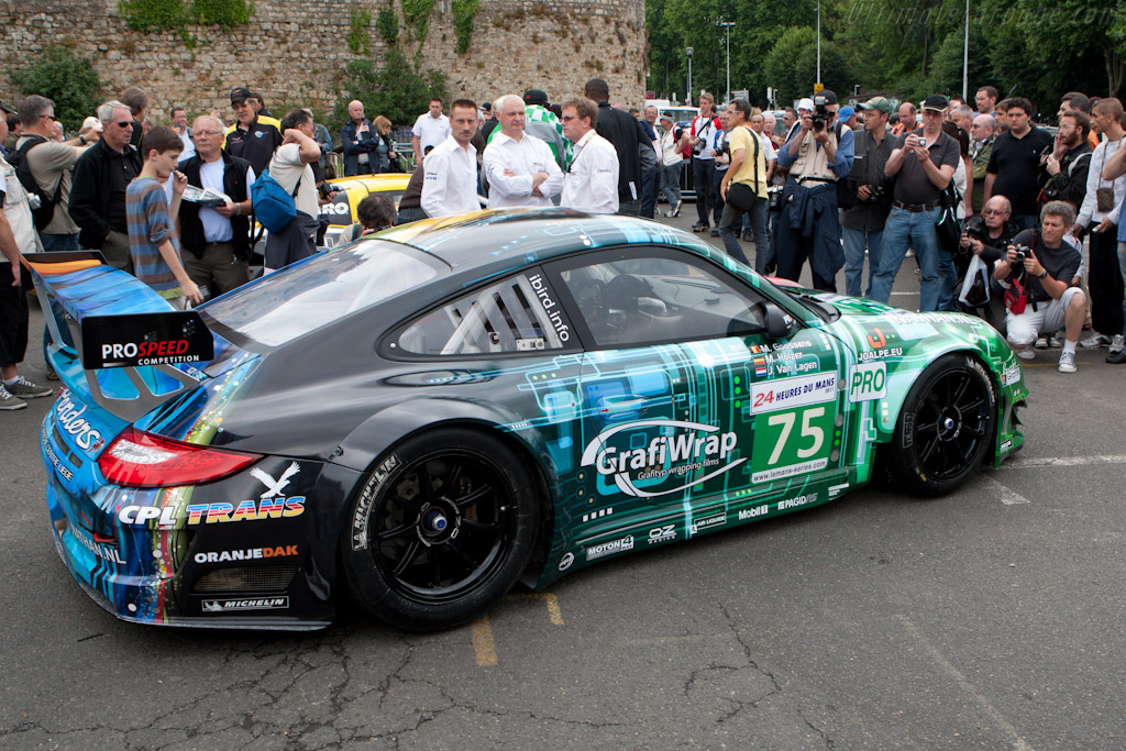Striking livery - Chassis: WP0ZZZ99Z8S799928  - 2011 24 Hours of Le Mans