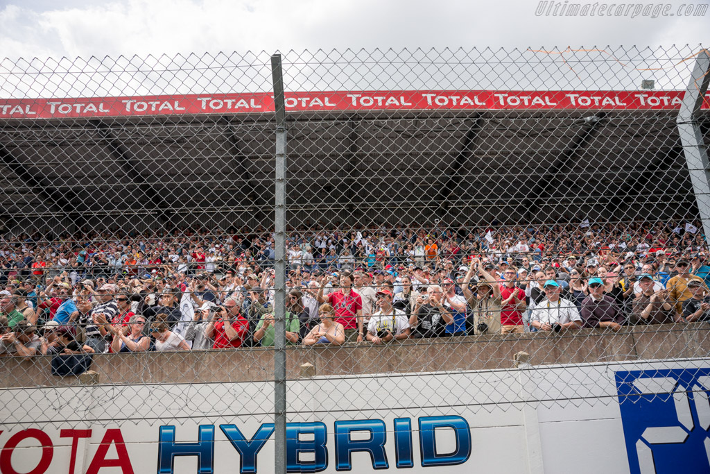 Awaiting the finish   - 2016 24 Hours of Le Mans