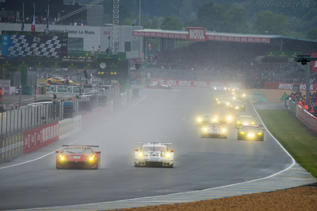 Porsche 911 RSR  - Entrant: Porsche Motorsport - Driver: Frederic Makowiecki / Earl Bamber / Jorg Bergmeister - 2016 24 Hours of Le Mans