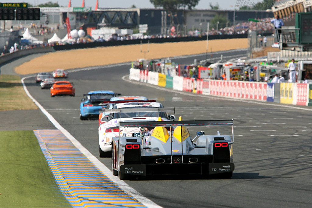 Audi eating up the first backmarkers - Chassis: 103 - Entrant: Audi Sport Team Joest - 2006 24 Hours of Le Mans