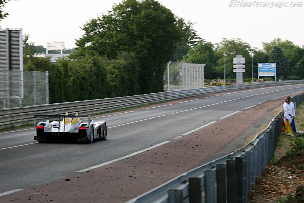 Down Mulsanne: a tunnel of Armco - Chassis: 103 - Entrant: Audi Sport Team Joest - 2006 24 Hours of Le Mans
