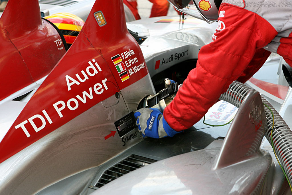 Fill her up - Chassis: 102 - Entrant: Audi Sport Team Joest - 2006 24 Hours of Le Mans