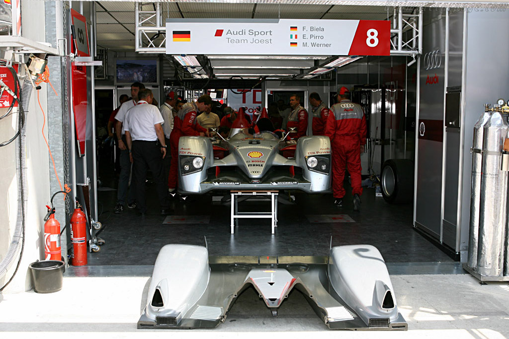 Last minute problems - Chassis: 102 - Entrant: Audi Sport Team Joest - 2006 24 Hours of Le Mans