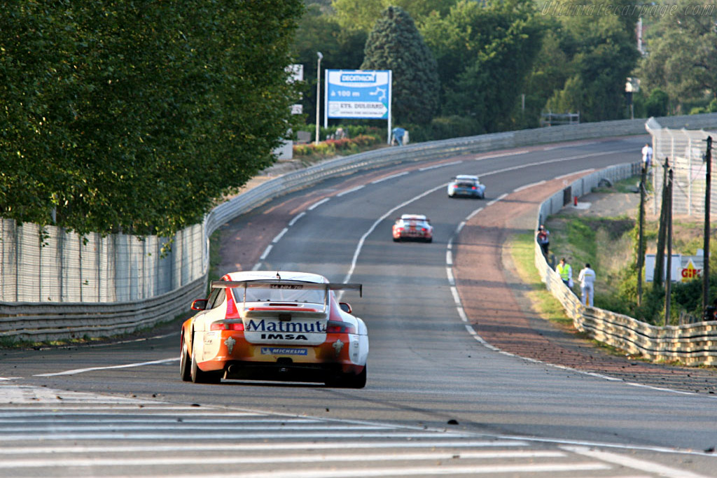 Porsches into Mulsanne - Chassis: WP0ZZZ99Z5S693066 - Entrant: IMSA Performance Matmut - 2006 24 Hours of Le Mans