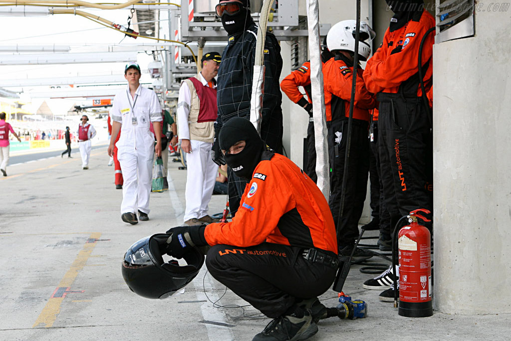 Still unaware of upcoming Porsche problems   - 2006 24 Hours of Le Mans