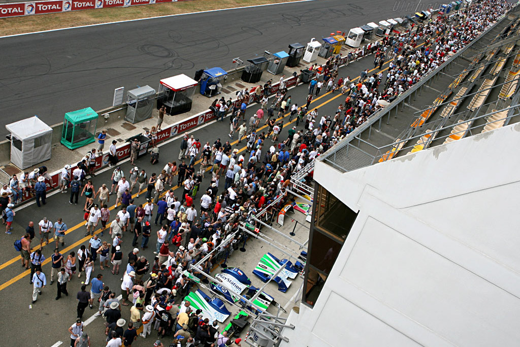The fans took over on Friday   - 2006 24 Hours of Le Mans