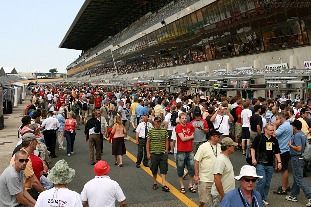 The fans took over on Friday   - 2006 24 Hours of Le Mans