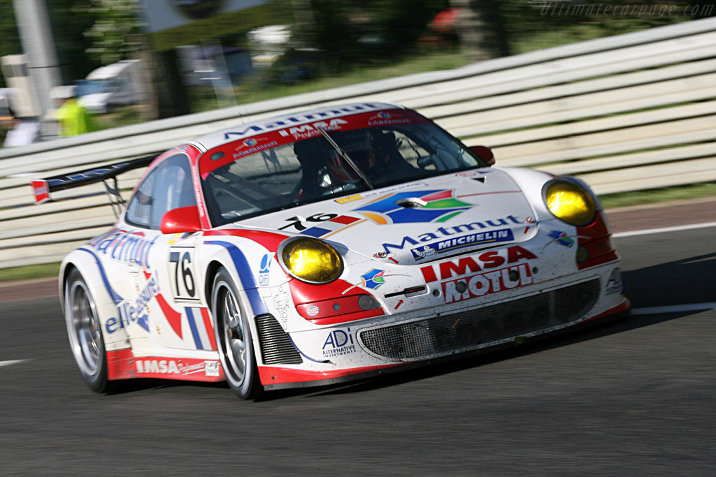 Into the Playstation chicane - Chassis: WP0ZZZ99Z7S799923 - Entrant: IMSA Performance Matmut - 2007 24 Hours of Le Mans