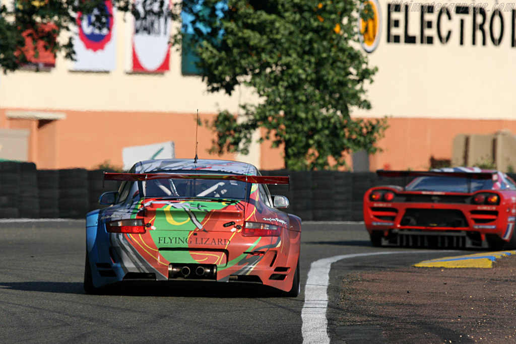 Past the Hunaudieres shopping centre - Chassis: WP0ZZZ99Z7S799913 - Entrant: Flying Lizard Motorsport - 2007 24 Hours of Le Mans