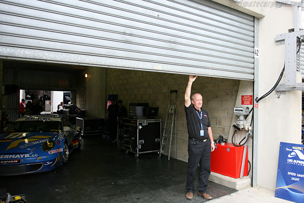 Peter Seikel pulls down the garage door for the last time - Chassis: WP0ZZZ99Z7S799937 - Entrant: Team Felbermayr-Proton - 2007 24 Hours of Le Mans