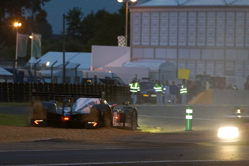 Klien stuck in the kitty-litter, handing the lead to the #7 - Chassis: 908-04 - Entrant: Peugeot Sport Total - 2008 24 Hours of Le Mans