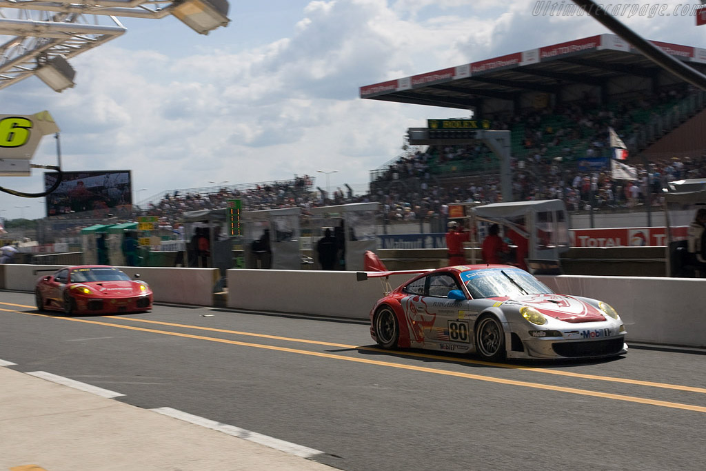 The GT2 leaders come in for a joint stop - Chassis: WP0ZZZ99Z8S799914 - Entrant: Flying Lizards Motorsport - 2008 24 Hours of Le Mans