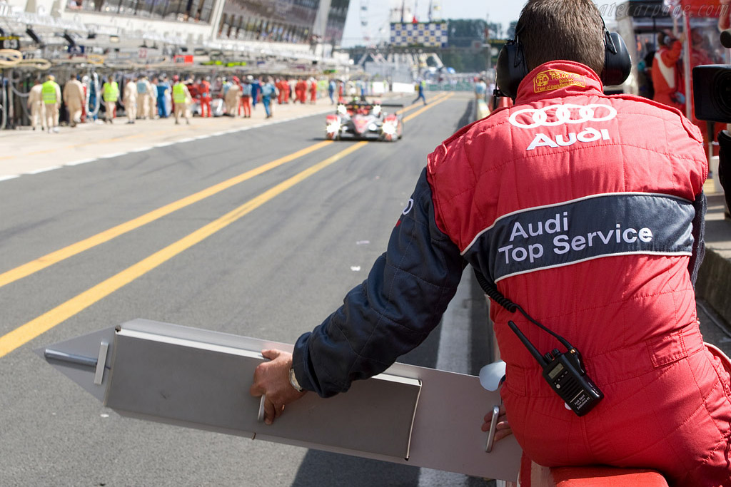 Top service - Chassis: 302 - Entrant: Audi Sport Team Joest - 2008 24 Hours of Le Mans