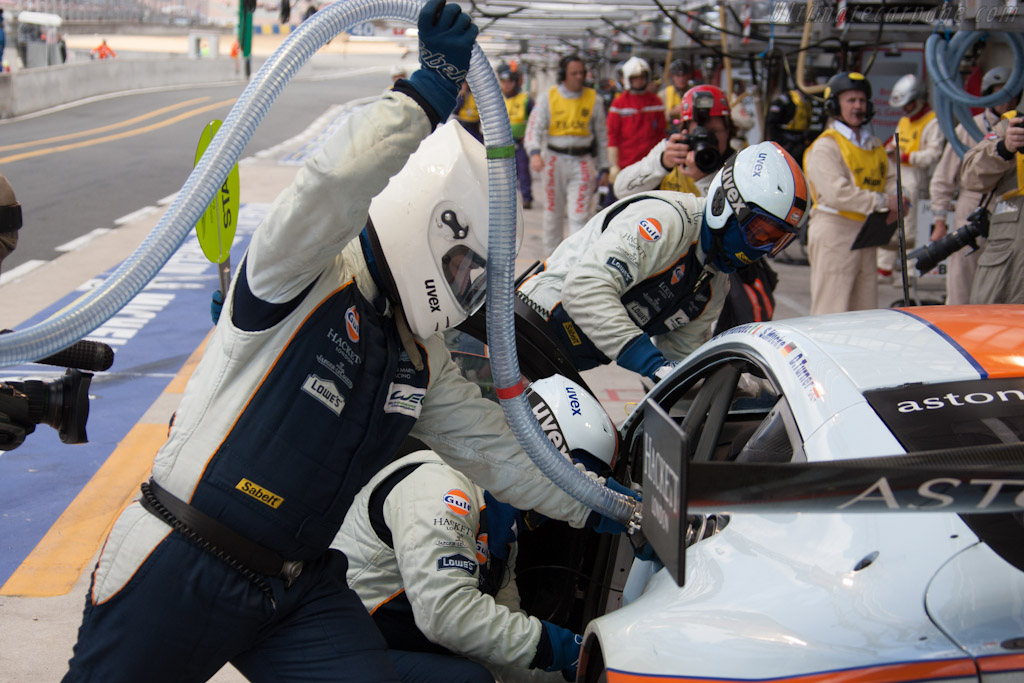 Aston Martin fuel stop - Chassis: GTE-001  - 2012 24 Hours of Le Mans