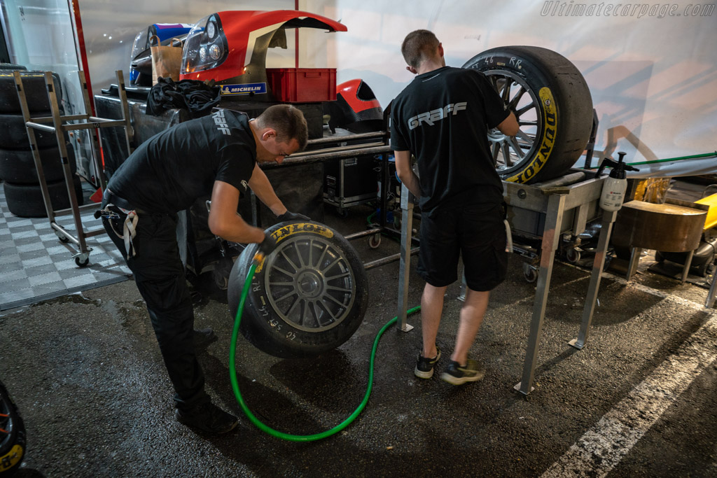 Cleaning the wheels   - 2018 24 Hours of Le Mans