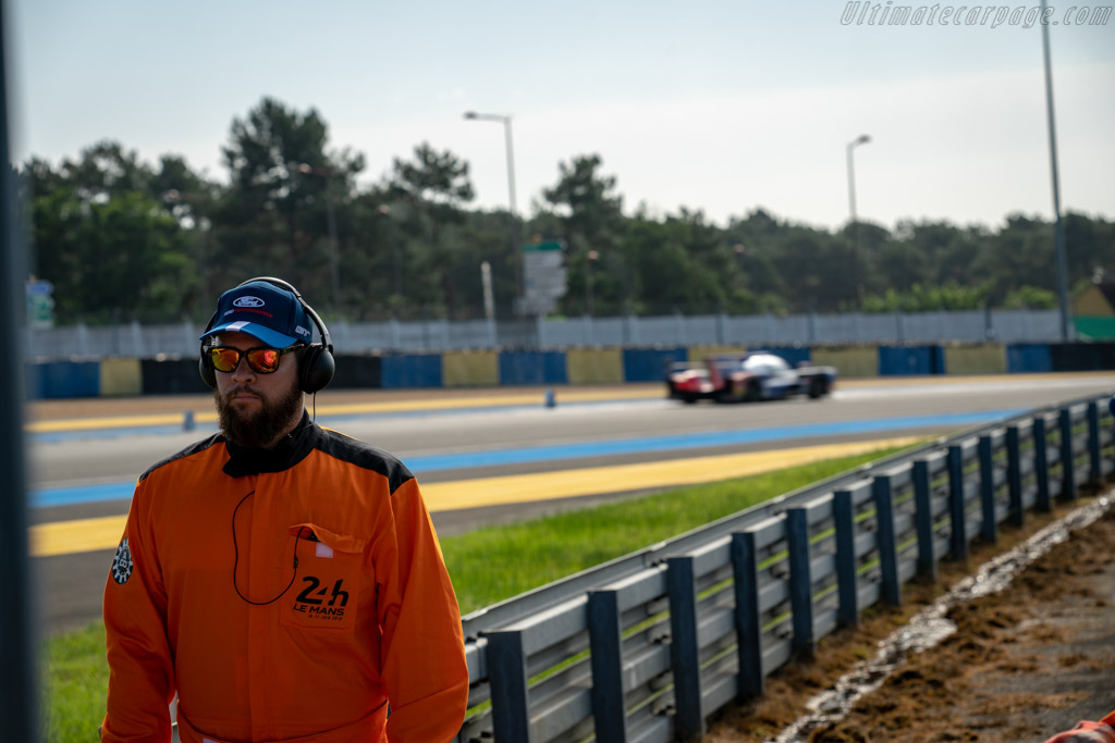 Marshall at work   - 2018 24 Hours of Le Mans
