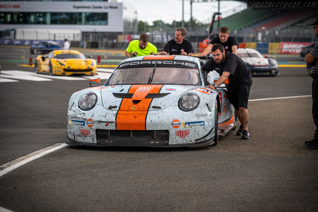 Porsche 911 RSR - Chassis: WP0ZZZ99ZJS199915 - Entrant: Gulf Racing - Driver: Michael Wainwright / Benjamin Barker / Thomas Preining - 2019 24 Hours of Le Mans