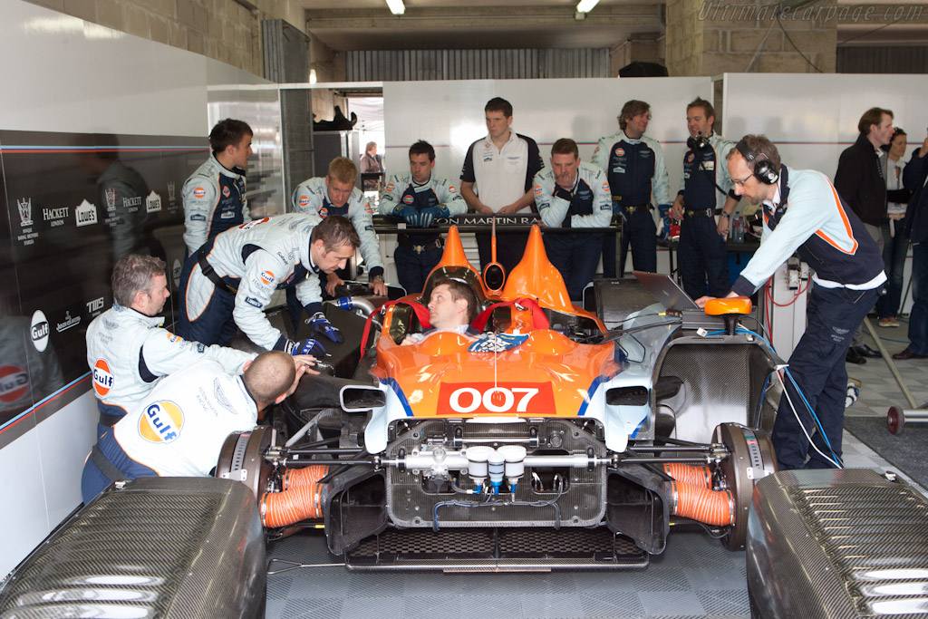 Aston Martin in trouble - Chassis: 1  - 2011 Le Mans Test